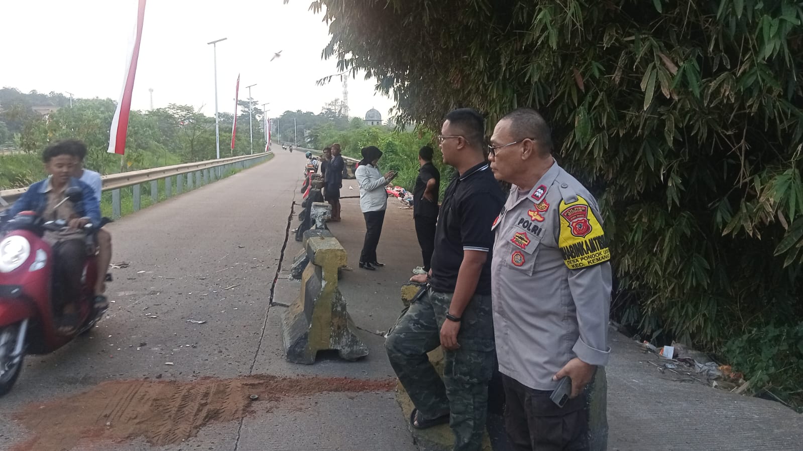 DIDUGA NGANTUK, PEMOTOR TABRAK BETON PEMBATAS JALAN DAN KRITIS