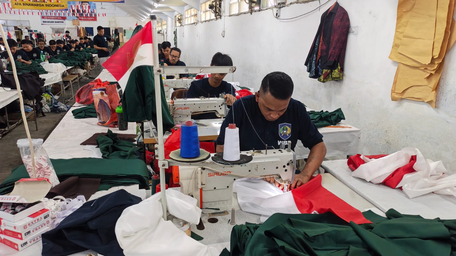 KETERAMPILAN WARGA BINAAN LAPAS MAKASSAR MENJAHIT BENDERA DAN UMBUL-UMBUL MERAH PUTIH DAN BERNILAI EKONOMIS