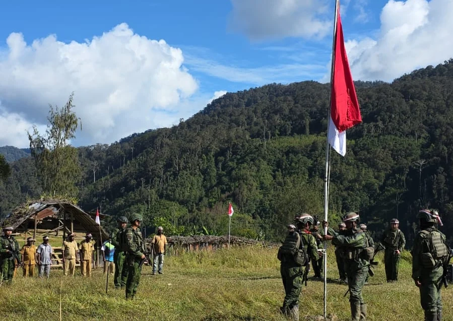 MENEMBUS UGIMBA, PERTAMA KALI SETELAH 15 TAHUN TERISOLASI, MERAH PUTIH KEMBALI BERKIBAR DI KAKI GUNUNG CARTENZ
