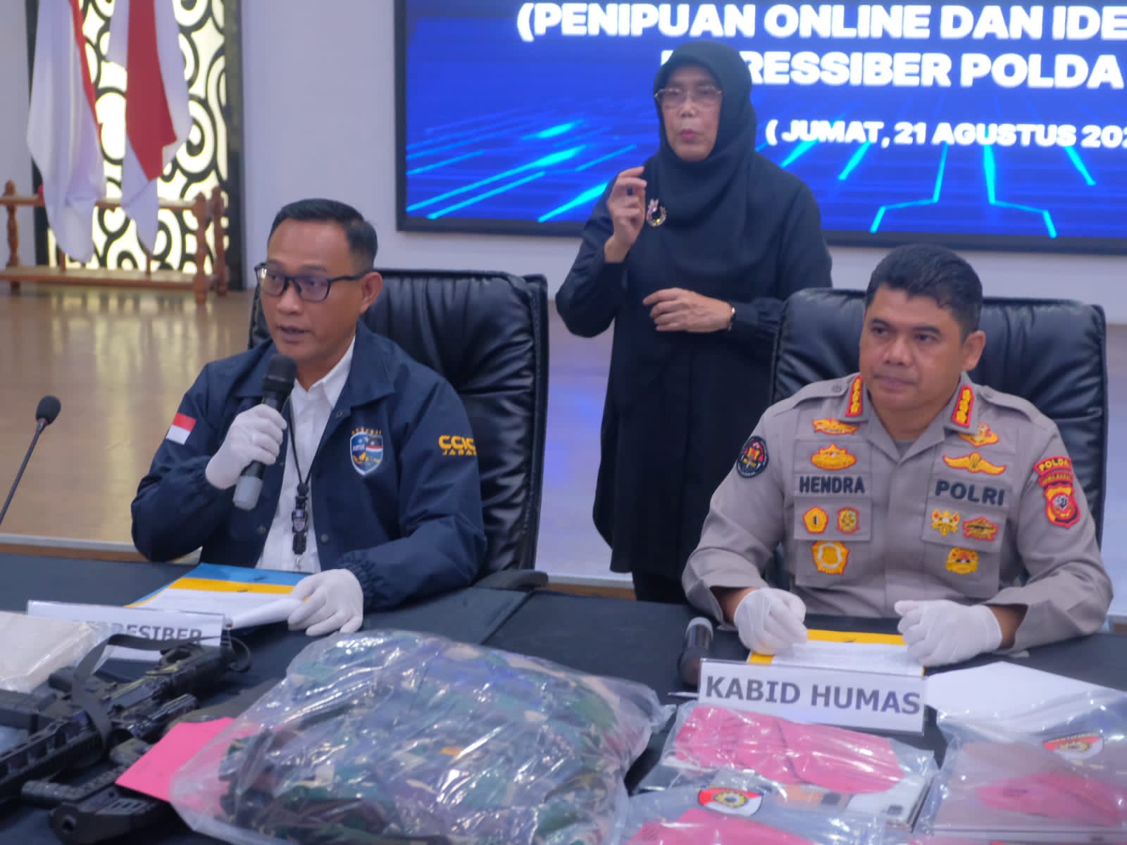 KANTOR PENIPUAN” DI SIDRAP DIBONGKAR POLDA JABAR: 12 OPERATOR SIBER JUALAN BARANG FIKTIF, DALANGNYA PASUTRI