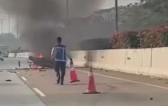 MOBIL TERBAKAR USAI TABRAK TRUK DI TOL SERPONG-CINERE KM 26, 2 ORANG TERLUKA