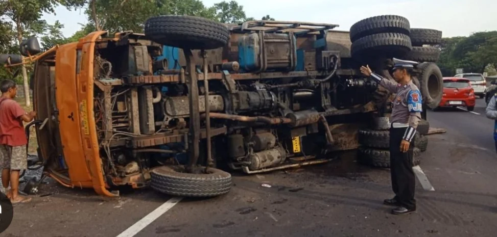 DIDUGA SUPIR NGANTUK, TRUK PENGANGKUT BESI TERGULING DI SIDOARJO JALUR ARAH MOJOKERTO LUMPUH