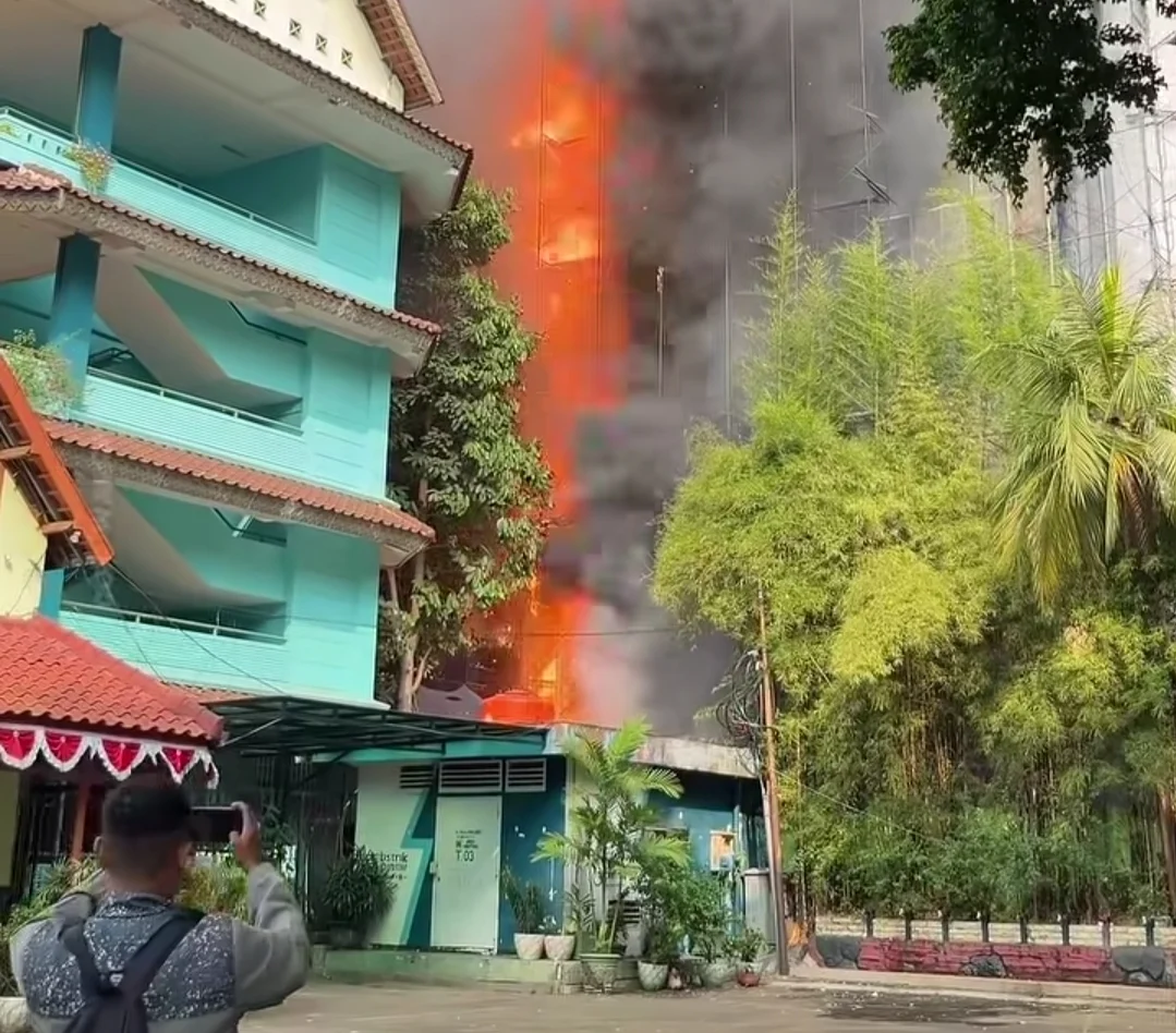 10 ORANG TERJEBAK DIKEBAKARAN GEDUNG YANG SEDANG PROSES RENOVASI DI CIKINI