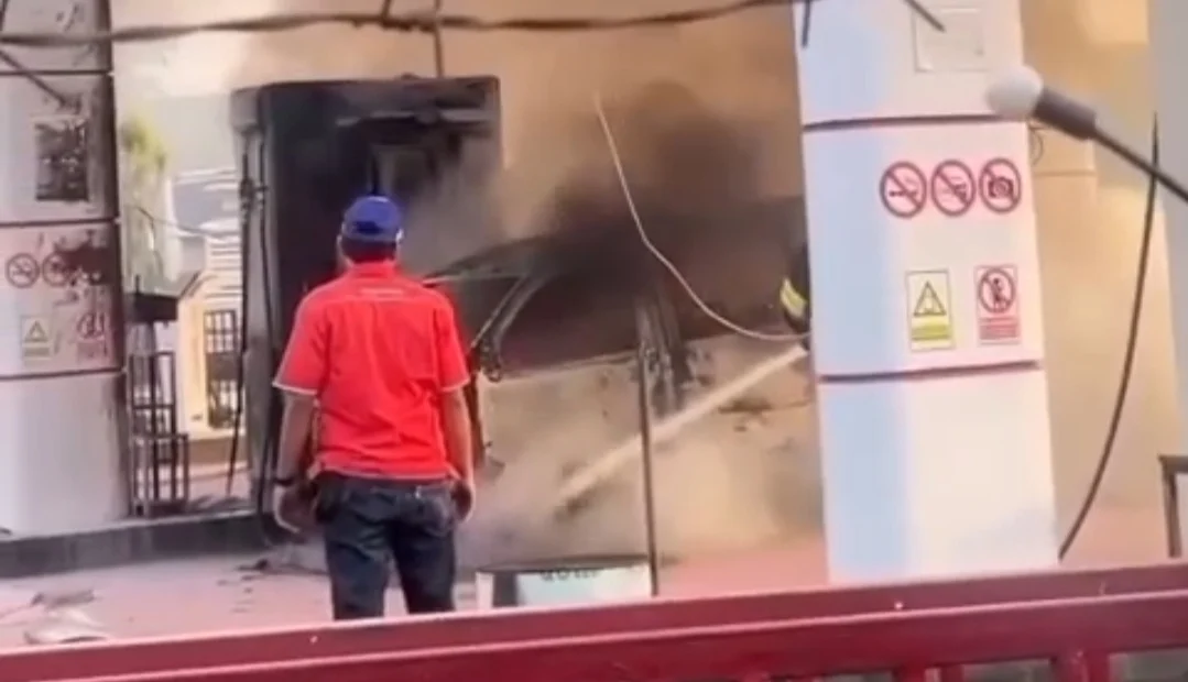 MOBIL TERBAKAR DI DALAM SPBU, 2 DISPENSER HANGUS