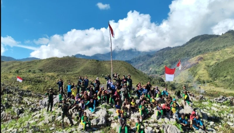 SAMBUT HUT RI KE 81, SATGAS KOOPS TNI HABEMA BERSAMA WARGA KIBARKAN SANG SAKA MERAH PUTIH DI BUKIT WALESI