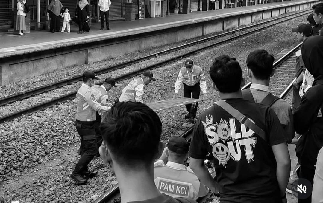 PELAJAR TEWAS TERTEMPER KRL DI STASIUN JURANGMANGU