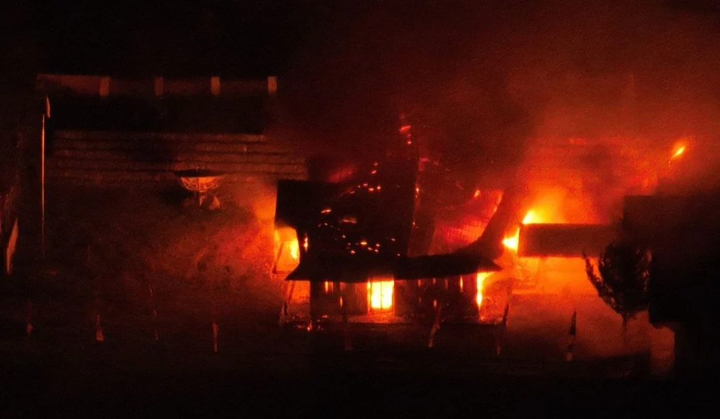 DIDUGA KECEWA ADA PEMOTONGAN DANA DESA, WARGA BAKAR 7 KANTOR PEMERINTAHAN DI KABUPATEN PUNCAK