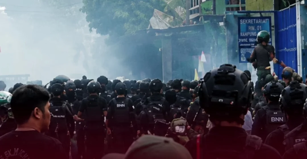 PETUGAS BNN BENTROK WARGA KAMPUNG BAHARI SAAT PENGGEREBEKAN NARKOBA