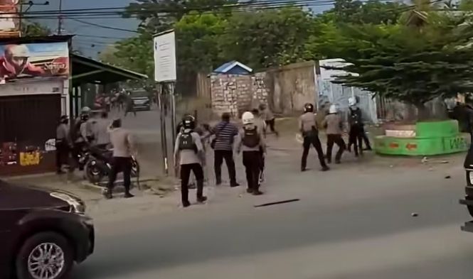 DUA POLISI TERLUKA LEMPARAN BATU SAAT BUBARKAN PEMBAGIAN BROSUR DI JAYAPURA