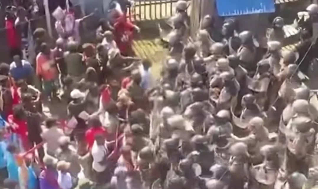POLISI BUBARKAN PAKSA AKSI MASSA DI JAYAPURA