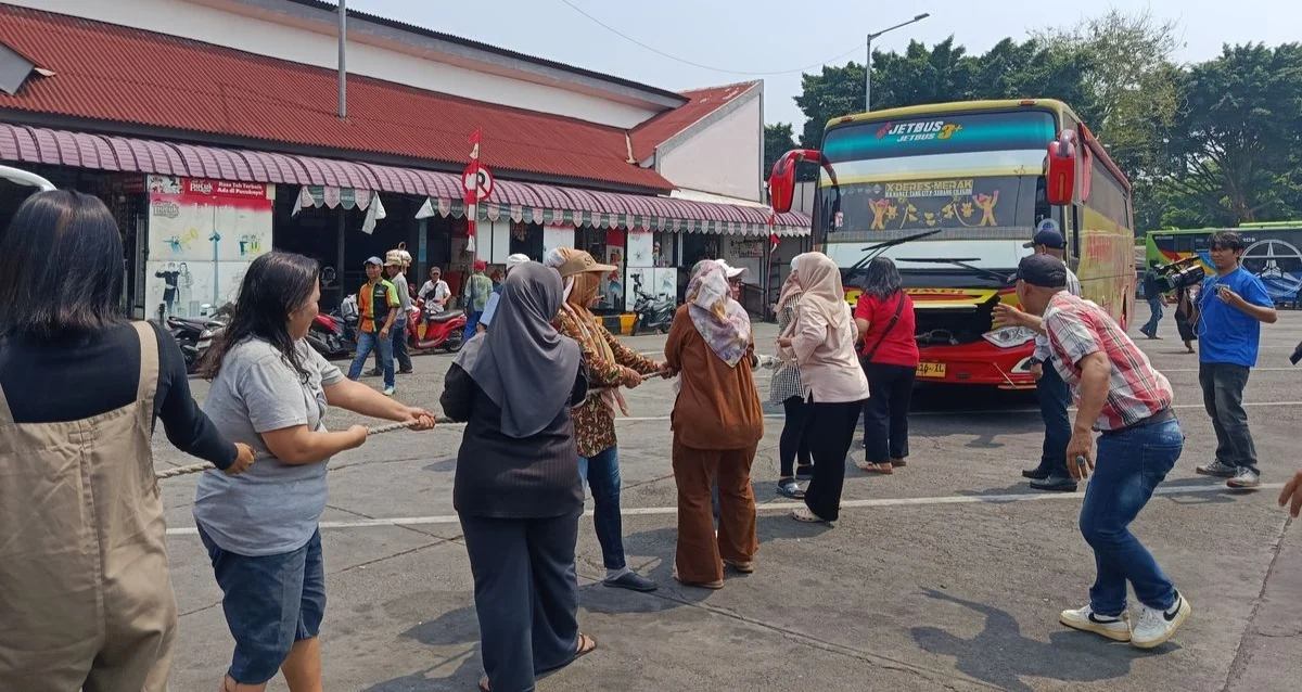 SEMARAK 17 DI TERMINAL KALIDERES MEMANG BEDA, IBU-IBU LOMBA TARIK BUS BERBOBOT 20 TON