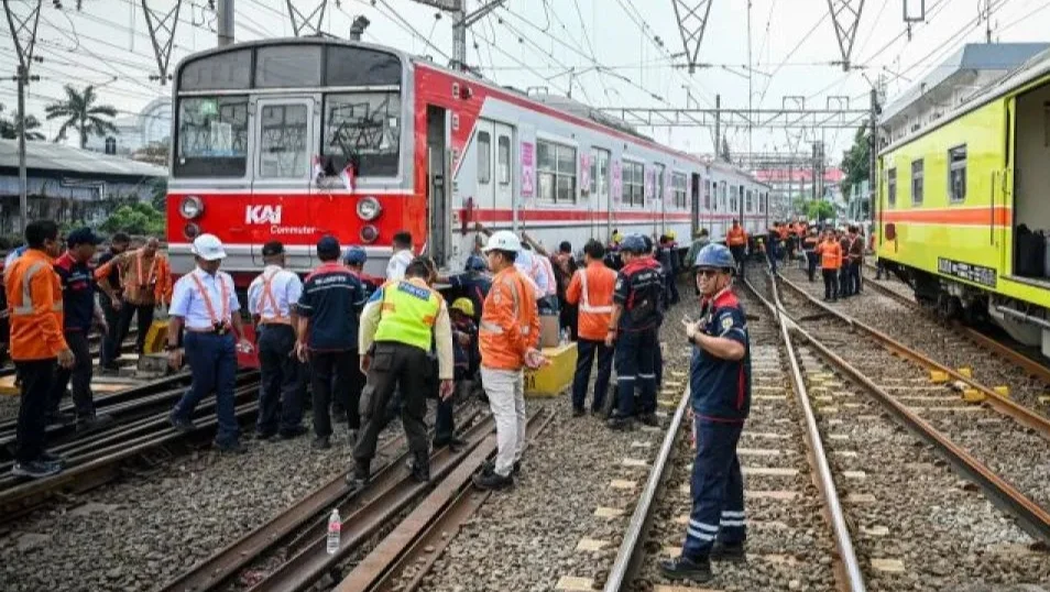 ORANG TERTEMPER PERJALANAN KRL BOGOR DAN TANGERANG ANTRE PANJANG