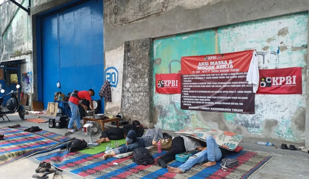 SEBULAN DI ATAS ASPAL: 12 BURUH PT SMT BERTAHAN DI TENDA KAMPUNG BANDAN TUNTUT KEPASTIAN