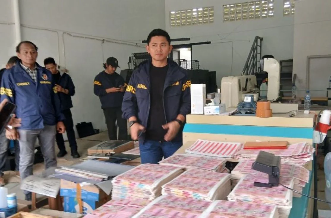 DIGEREBEK DI BSD, PABRIK UANG PALSU PECAHKAN KACA DAN LUKAI PERWIRA POLISI