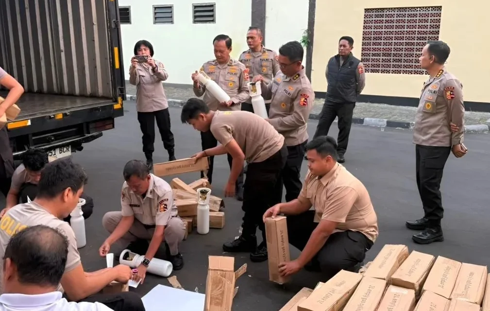 POLRI KIRIM RIBUAN TABUNG OKSIGEN DAN LOGISTIK KE 6 PROVINSI KARHUTLA