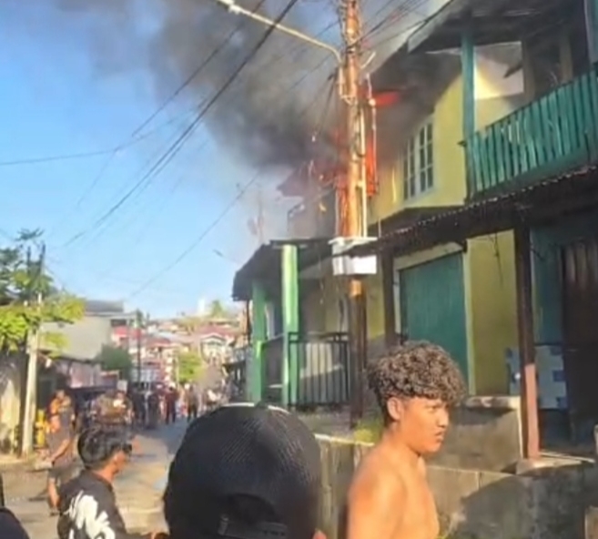BOCAH 4 TAHUN TEWAS TERJEBAK DILANTAI 2 RUMAH YANG TERBAKAR DI GANG BUNTU BALIKPAPAN