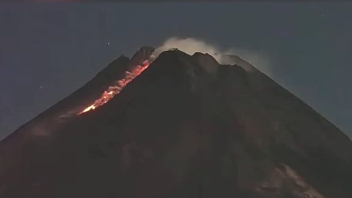 SIAGA, GUNUNG MERAPI ERUPSI, KELUAR AWAN PANAS 2 KM DAN LAVA