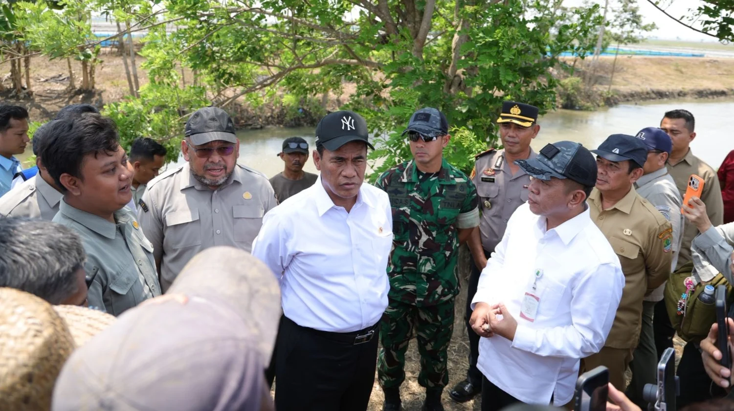SIDAK LIHAT KEKERINGAN KE KARAWANG, MENTAN AMRAN: JANGAN RAPAT SAJA, POMPA HARUS JALAN Di SAWAH