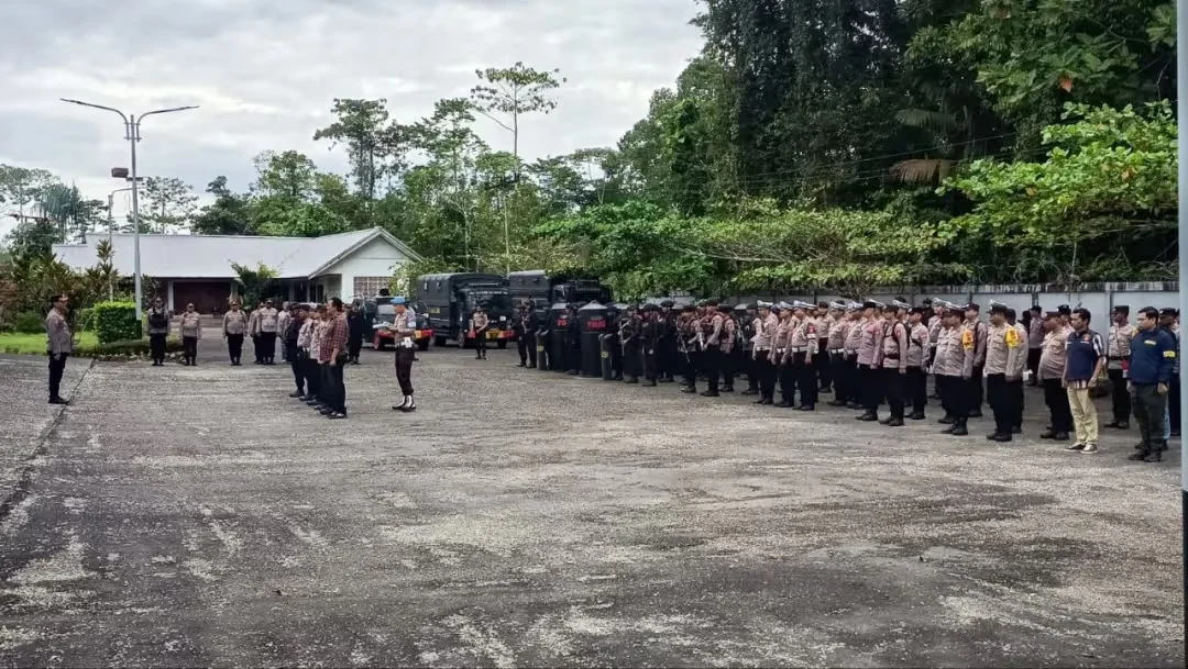 KAWAL DUA AKSI DEMONSTRASI DI DPRK, POLRES MIMIKA KERAHKAN 150 PERSONEL DAN PASUKAN BRIMOB