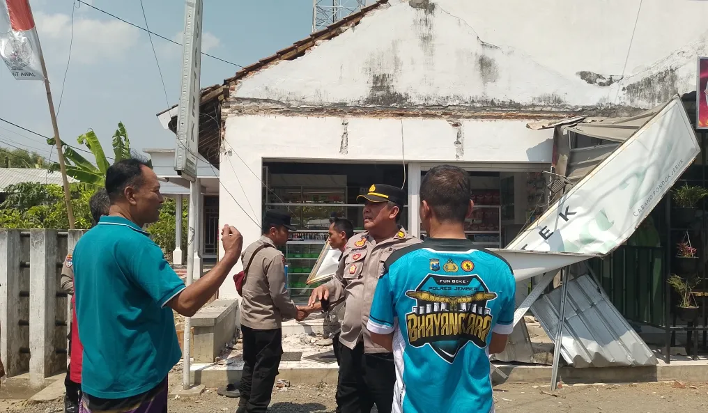 KANOPI APOTEK AMBRUK DI TENGAH KERAMAIAN SOUND HOREG, SEORANG WARGA TEWAS DI JEMBER