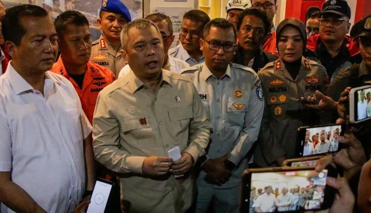 MENHUB KATAKAN KMP PUTRI YASMIN YANG TERBAKAR MASIH MELAKUKAN PENDATAAN PENUMPANG