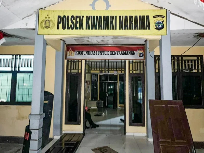 PENANGKAPAN LIMA TERDUGA PELAKU PEMBUNUHAN BERUJUNG PENGRUSAKAN MAPOLSEK KWAMKI NARAMA, PASUKAN BRIMOB DITERJUNKAN