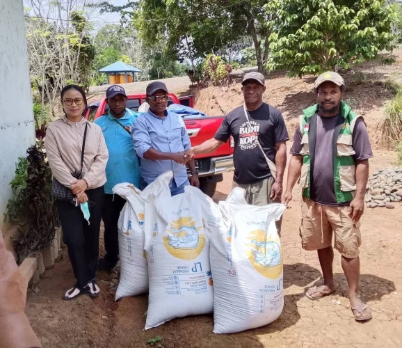 PERKUAT EKONOMI KAMPUNG, DINAS TPHPP BOVEN DIGOEL SALURKAN BANTUAN BENIH DAN PAKAN IKAN NILA DI LANGGOAN