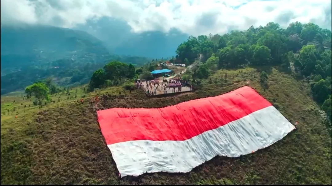 SANG MERAH PUTIH TERBESAR DI INDONESIA BERKIBAR DI PUNCAK GUNUNG CYCLOOP, 1200 WARGA PAPUA SATUKAN LANGKAH