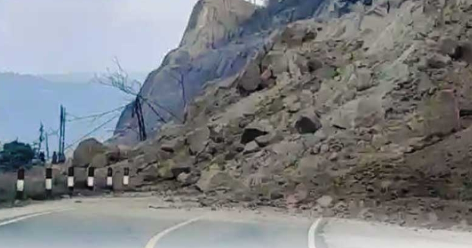 GEMPA M 7,7 GUNCANG NTT, JALAN NASIONAL DI RUTENG- MAUMERE TERTUTUP LONGSOR