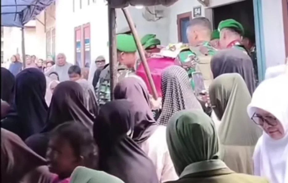 ISAK TANGIS PECAH SAAT KEDATANGAN JENAZAH PRATU RIZKI, PRAJURIT YANG GUGUR DI PAPUA
