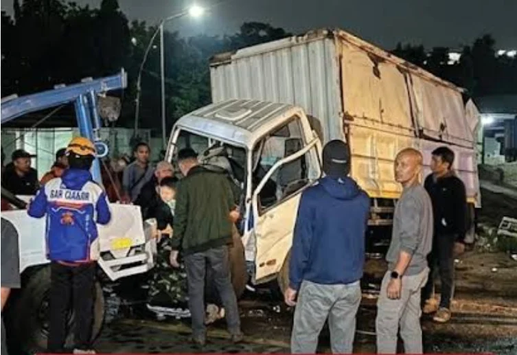 TRUK REM BLONG DI TURUNAN CILOTO, 4 TEWAS DAN 8 LUKA DALAM KECELAKAAN BERUNTUN