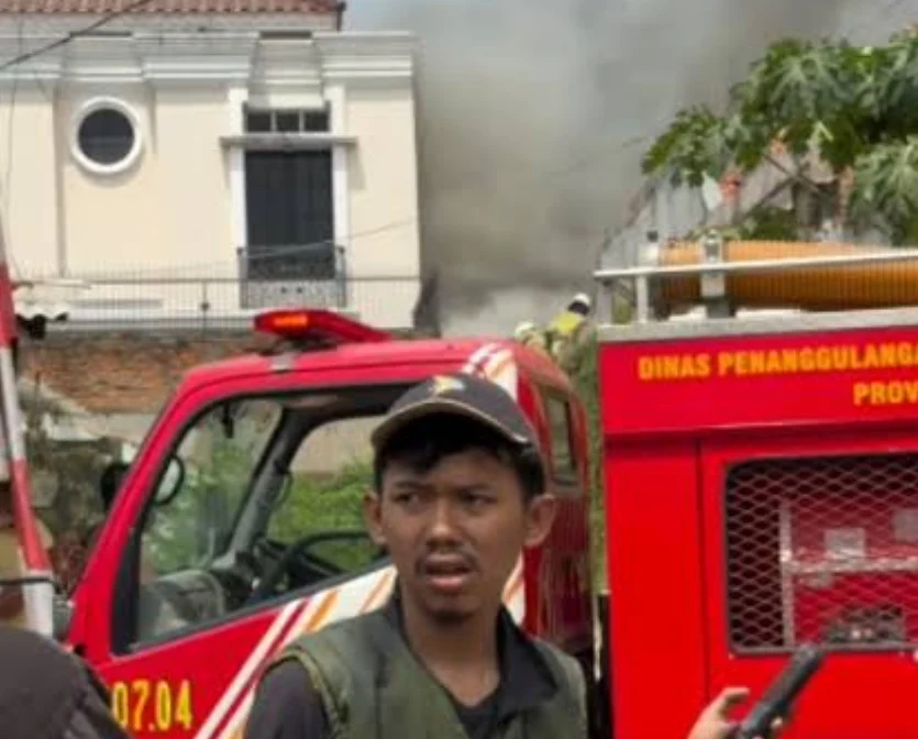RUMAH TERBAKAR DI DUREN SAWIT, 11 UNIT MOBIL DAMKAR DITERJUNKAN
