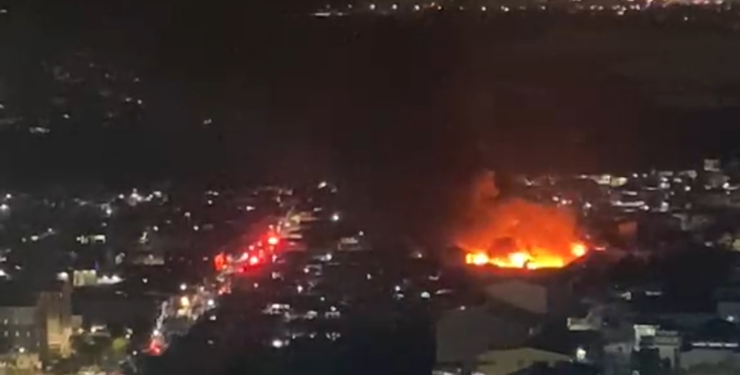 60 RUMAH DI MUARA ANGKE TERBAKAR, 2 ORANG TERLUKA