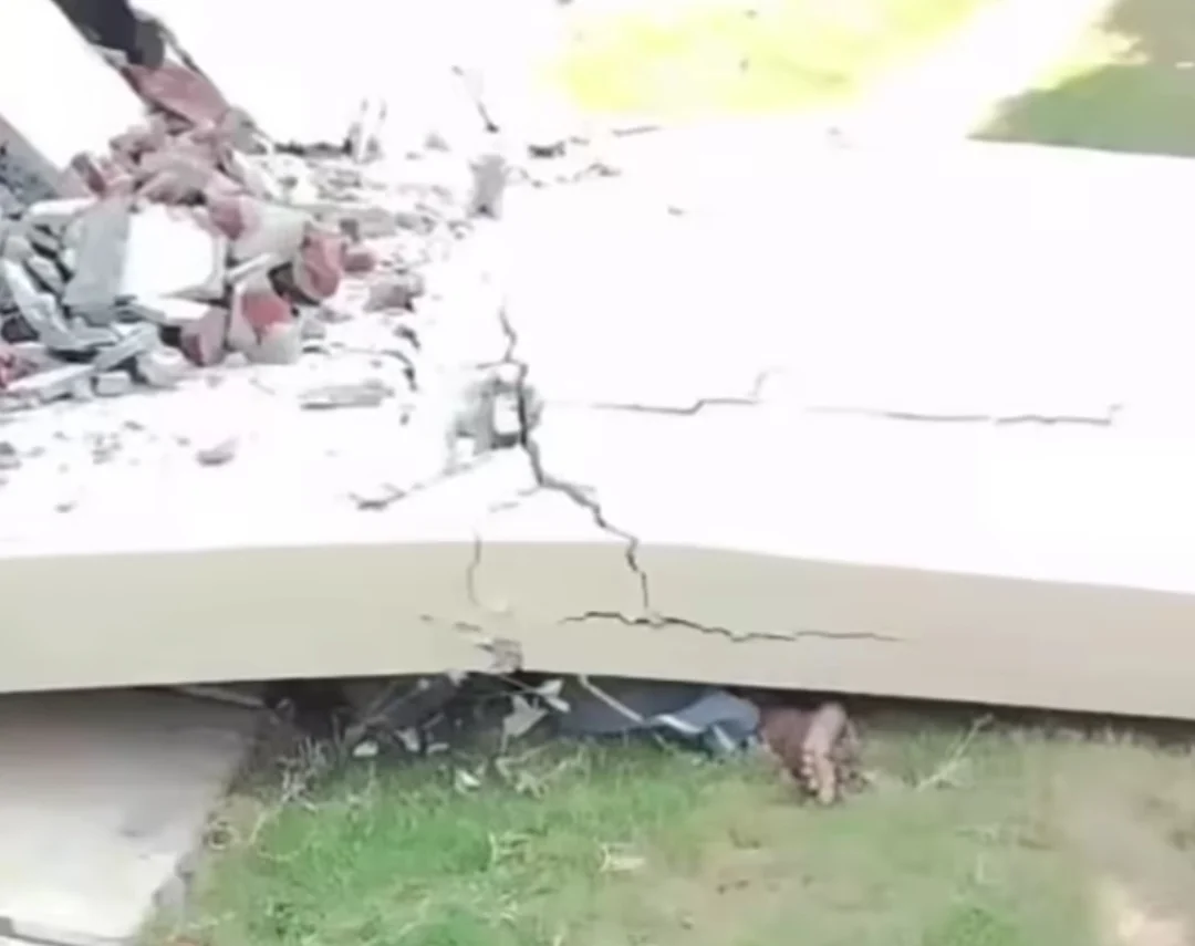 PEKERJA TAMAN TEWAS TERTIMPA TEMBOK ORNAMEN PERUMAHAN DI TEGAL
