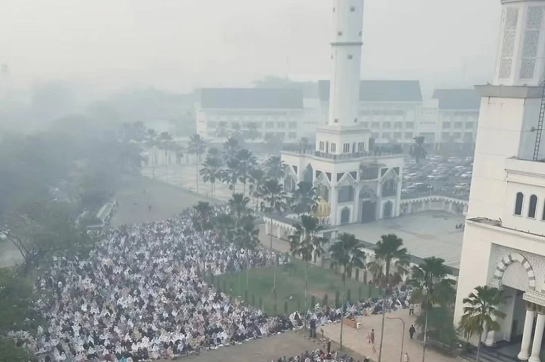 RIBUAN WARGA PONTIANAK GELAR SHOLAT ISTISQA DI TENGAH DARURAT ASAP