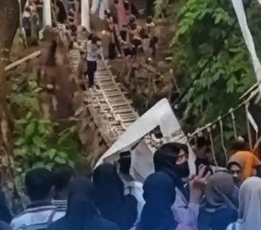 USAI SESAAT DIRESMIKAN, JEMBAYAN GANTUNG PONGPET DI PANGANDARAN AMBRUK
