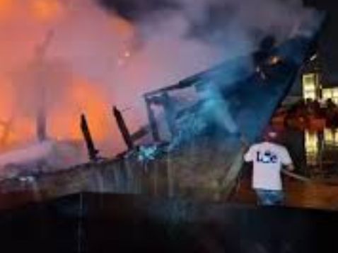 KEBAKARAN KAPAL DI DERMAGA MUARA BARU, 11 UNIT DAMKAR DITERJUNKAN