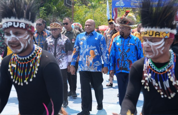 TRANSFORMASI FESTIVAL DANAU SENTANI XV GUBERNUR PAPUA TEKANKAN PENTINGNYA MENJAGA KELESTARIAN BUDAYA, LINGKUNGAN, DAN PERTUMBUHAN UMKM