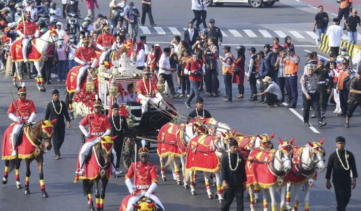 GAGAH! KIRAB BENDERA PUSAKA IRINGI PASUKAN BERKUDA DAN MARCHING BAND HUT KE-81 RI DARI MONAS KE ISTANA