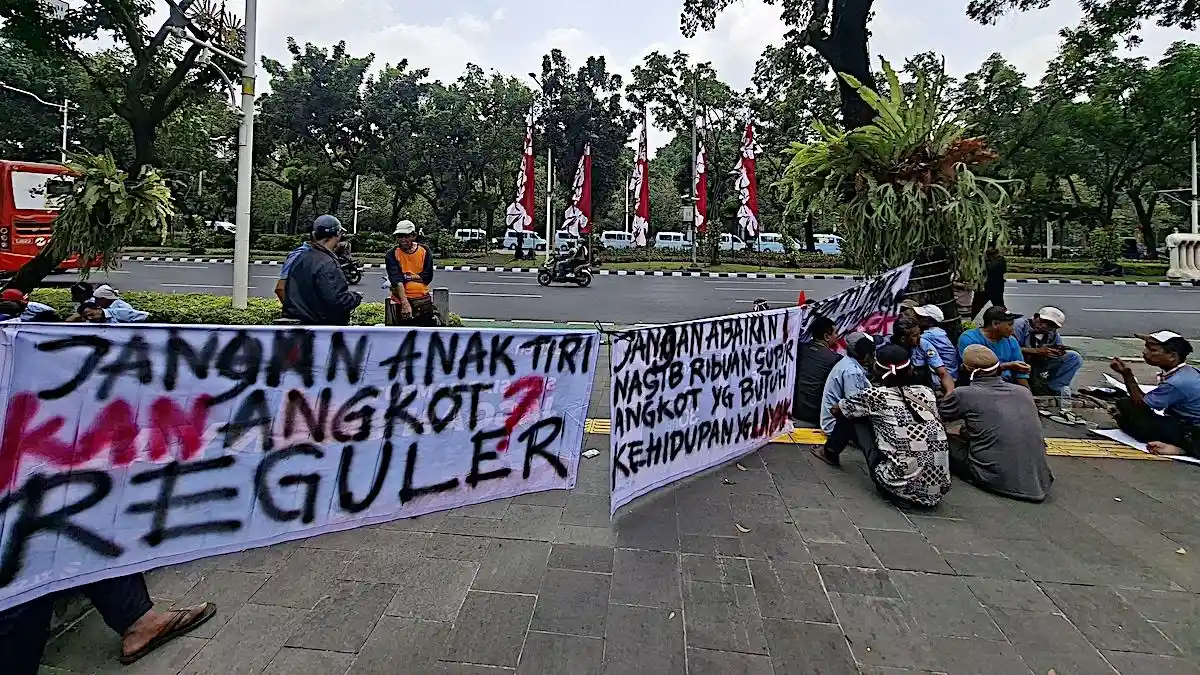 PROTES RUTE DAN REBUTAN PENUMPANG DENGAN JAKLINGKO, PULUHAN ANGKOT M44 MOGOK NARIK DAN DEMO DI BALAI KOTA
