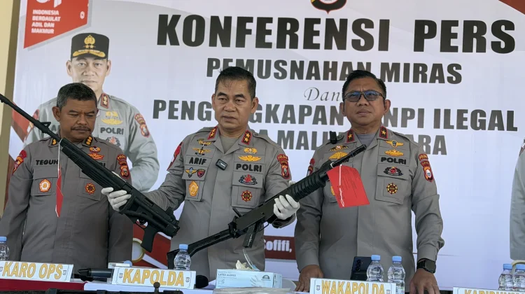 POLDA MALUKU GAGALKAN PENYELUDUPAN SENJATA LARAS PANJANG DAN RATUSAN AMUNISI UNTUK DI BAWA KE PAPUA