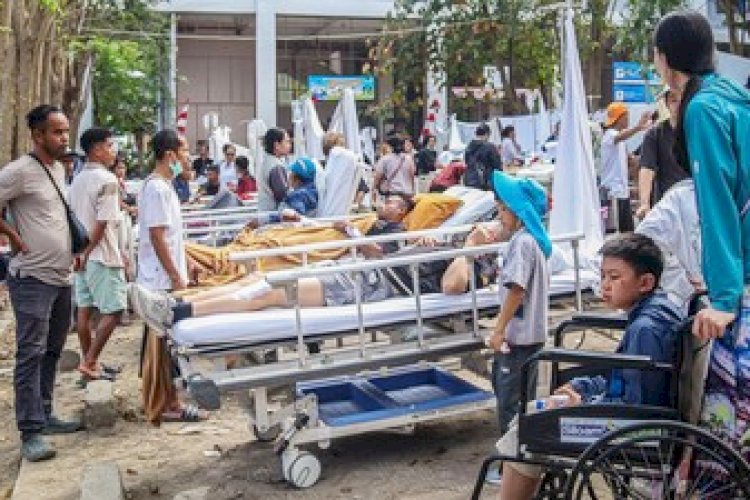 KORBAN GEMPA FLORES TEMBUS 100 JIWA, BNPB: HOAKS TSUNAMI PICU PENGUNGSIAN DI BUKIT