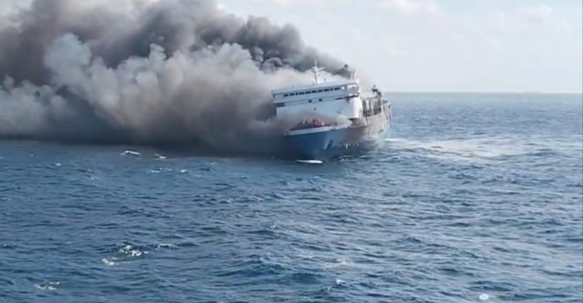 KMP MUTIARA SENTOSA 2 MENGANGKUT 250 ORANG TERBAKAR DI PERAIRAN MADURA