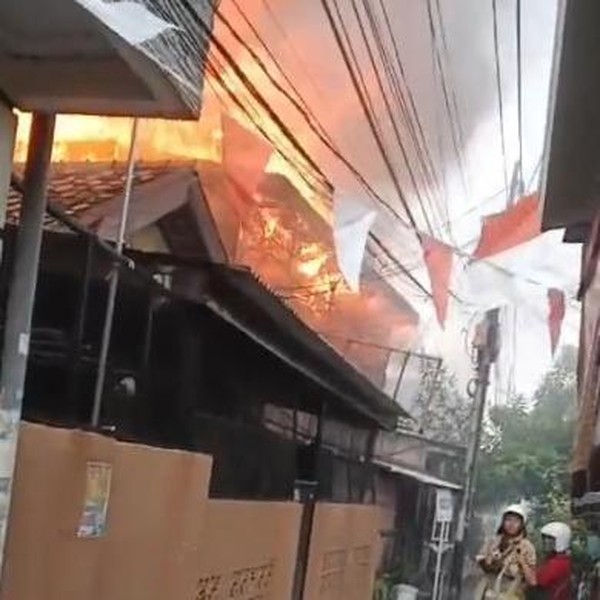 KEBAKARAN DI PEMUKIMAN PADAT PENDUDUK, 25 UNIT DAN 100 PERSONEL DAMKAR DIKERAHKAN