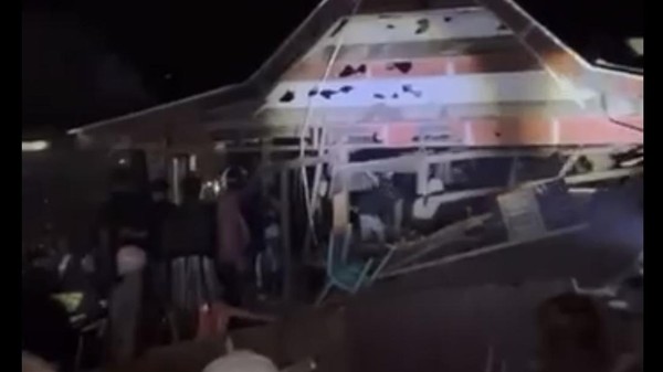 MELAMPIASKAN AMARAH, WARGA RUSAK RUMAH TERDUGA PEMBUNUH SALMA DI ENREKANG