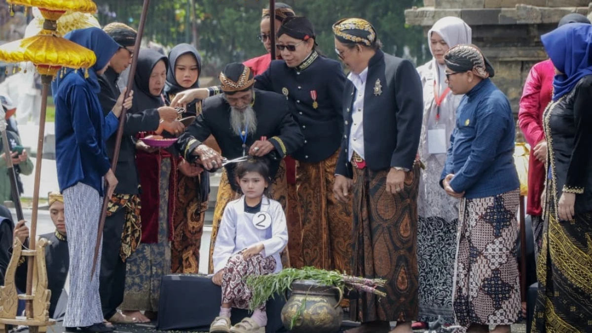 DI PELATARAN CANDI ARJUNA, RAMBUT GIMBAL DIPOTONG DAN WARISAN, TRADISI , BUDAYA DIENG YANG TERUS HIDUP