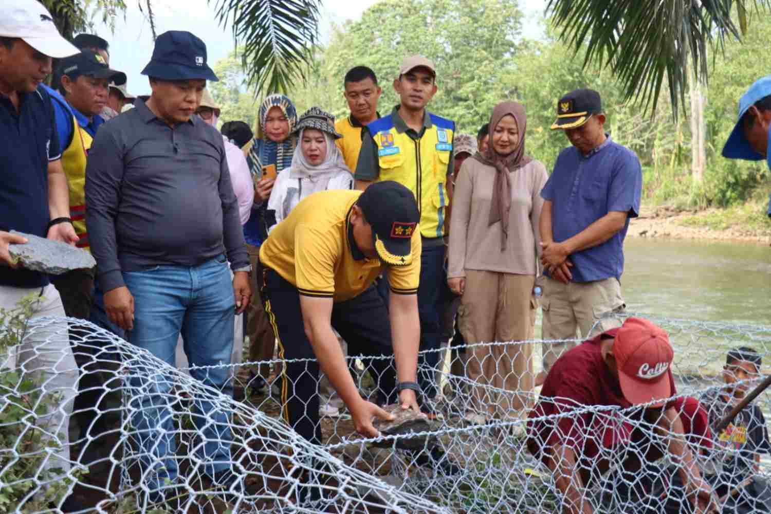 ANTISIPASI BANJIR PEMKAB LEBONG PASANG 1.000 BRONJONG DI SEMPADAN SUNGAI KETAHUN