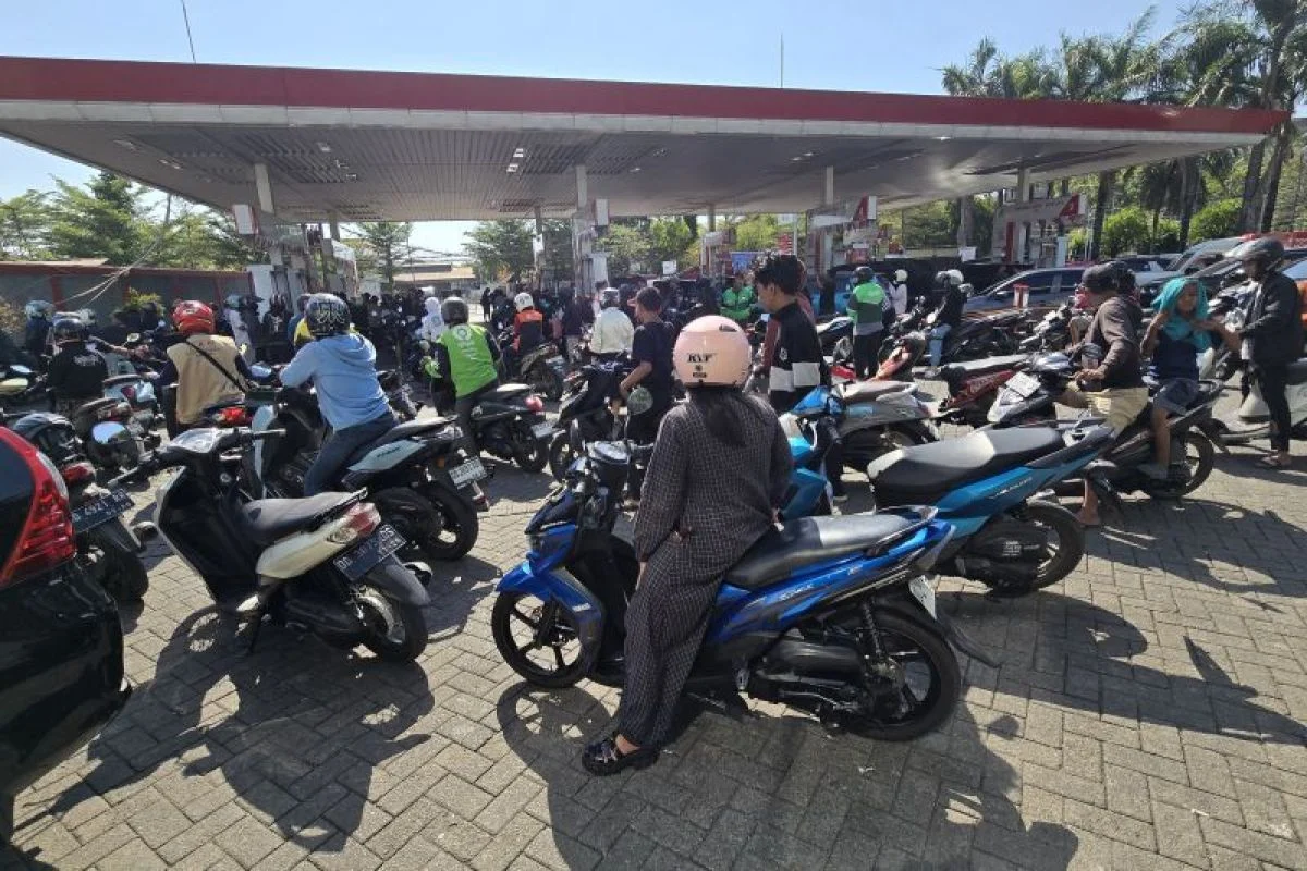 MAKASSAR TERAPKAN ANTRIAN BBM NON SUBSIDI SISTEM GANJIL GENAP
