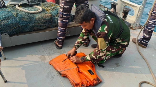 LIFE JACKET TANPA IDENTITAS DITEMUKAN DI BARAT ANYER, TIM SAR BELUM PASTIKAN MILIK ROMBONGAN JURNALIS HILANG