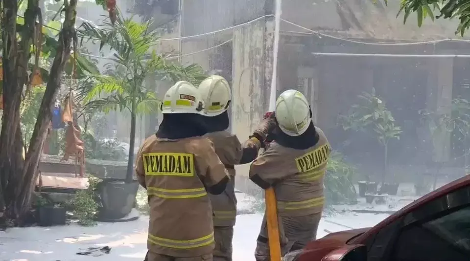 RESTORAN DI JALAN WIJAYA VI MELAWAI JAKSEL TERBAKAR 17 UNIT DAMKAR DAN 75 PERSONEL DIKERAHKAN API BERHASIL DIPADAMKAN